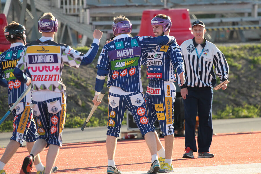 Poikien Superpesiksen avausottelu vappuaattona – Kouvolan Pallonlyöjät mestarisuosikki