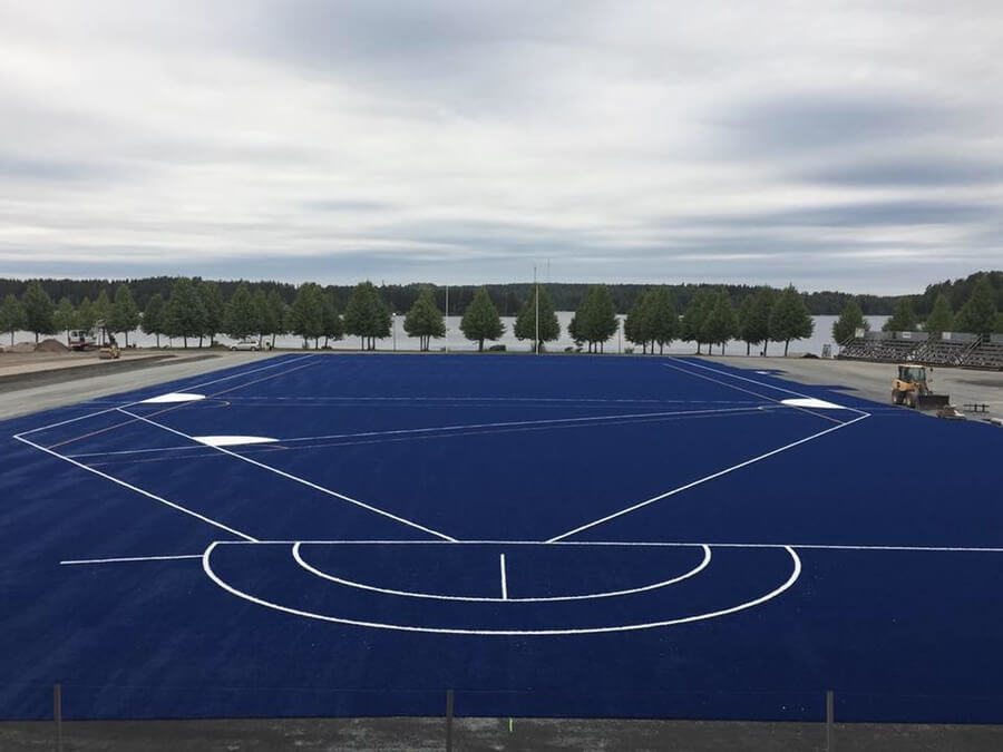 Ensimmäinen hiekkatekonurmikenttä Ikaalisissa sai sinisen pinnoitteen – avajaiset viikonloppuna