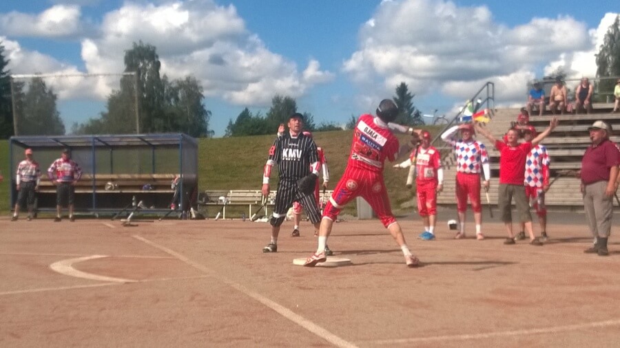 Harmaakarhujen SM-turnauksessa pelataan ja fiilistellään Haapajärvellä