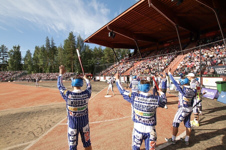 Idän juoksujuhlat villitsivät ennätysyleisön – miesten Itä-Länsi loppuunmyyty