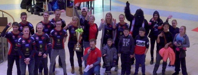 Video: No nyt nousee joulutunnelma – ihanat Manse PP:n pelaajat jakoivat haleja Tampereella!