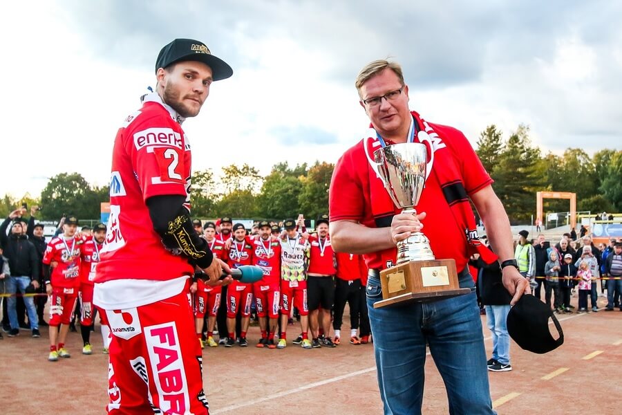 Ari Mononen sai arvostetun Joensuu-palkinnon – lahjoitti palkintosumman hyväntekeväisyyteen!