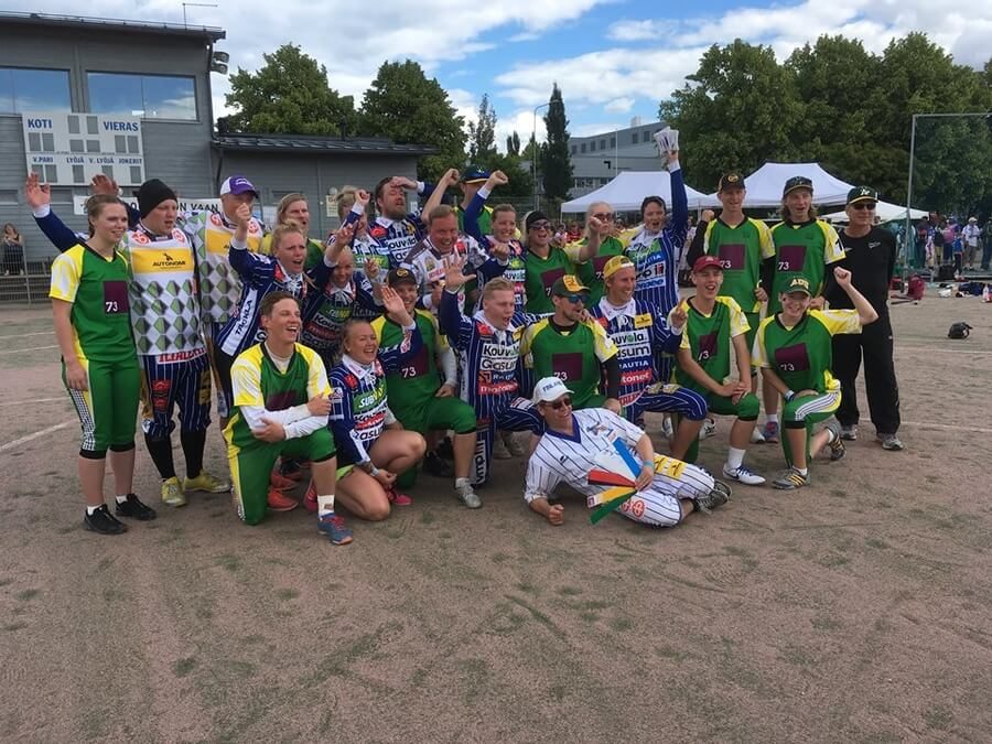 Suomi juhlii kolminkertaisena maailmanmestarina pesäpallossa