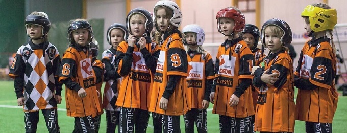 Haminan Palloilijoiden näyttävä kausilehti Oranssipaidat ilmestyi