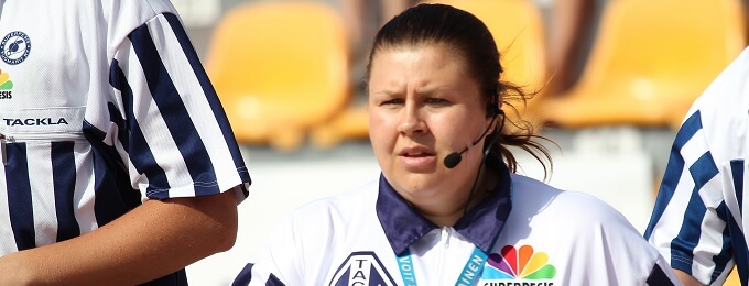 Suvi Kaukovalta pelituomarina miesten Superpesiksen välieräottelussa: ”Peli muiden joukossa”