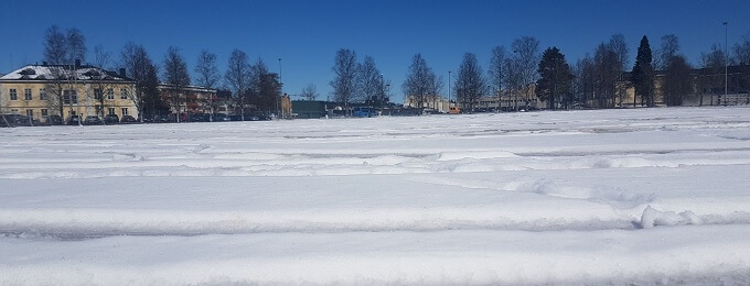 Kajaanin keskuskenttä lumen peitossa – keskiviikon superpesisottelu siirtyy