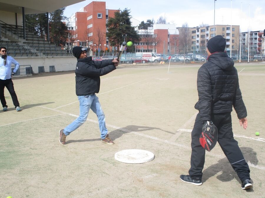 Lumisade ei pysäyttänyt maahanmuuttajien pesisinnostusta Kajaanissa