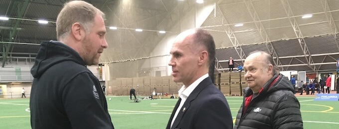 Petri Kaijansinkko vastaanotti kultaisen ansiomerkin Halli-SM-lopputurnauksessa