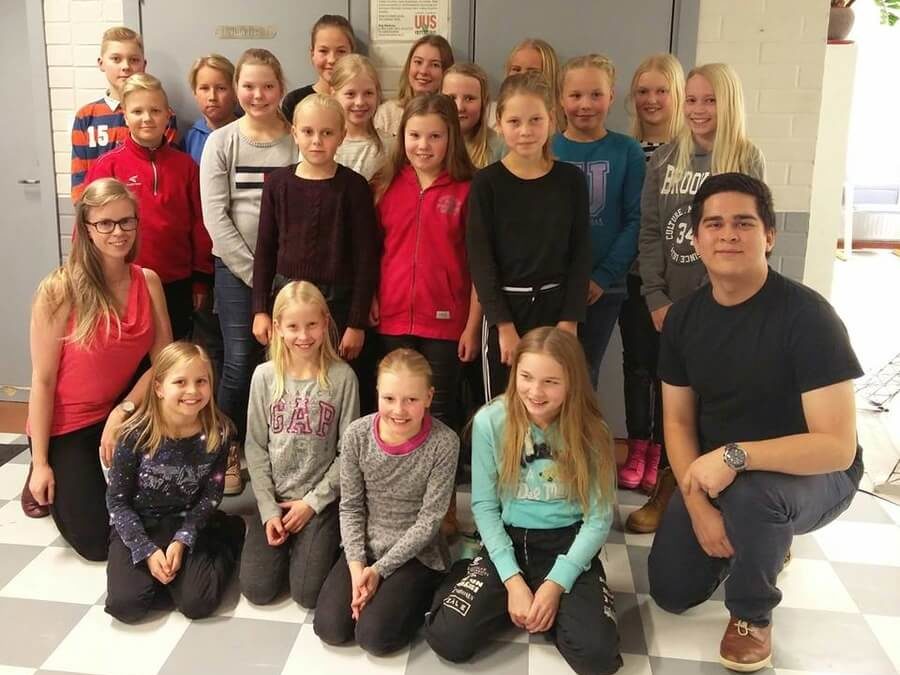 Tuomarivalmentajat Anna ja Matias koutsaavat nuoria innostavasti