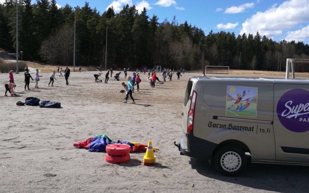 Pesisauto tuo lähelle kaiken tarvittavan, jotta pesäpallopelit saadaan pystyyn!