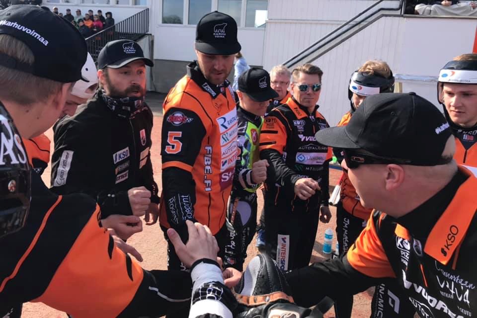 Ykköspesiskausi starttasi viikonloppuna – oletetut kärkijoukkueet pelasivat heti ristiin!