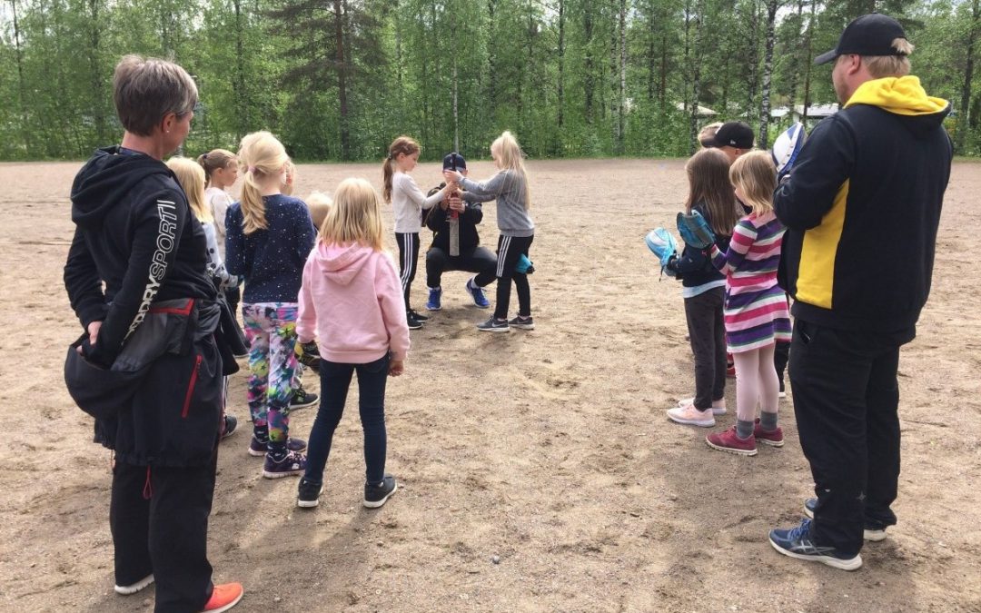 Superpesispelaajat tähdittivät KPL:n pesiskierrosta – mukana liki 1000 lasta!