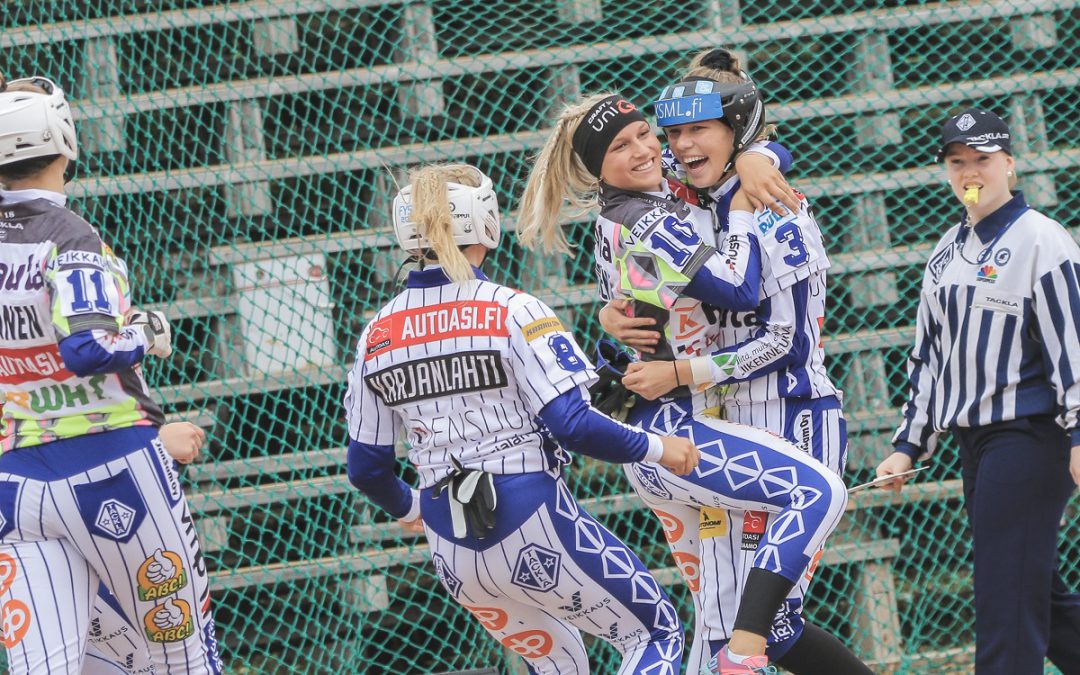 B-tytöt avasivat Lännen voittotilin – yli tuhat katsojaa näkivät viihdyttävän arvo-ottelun
