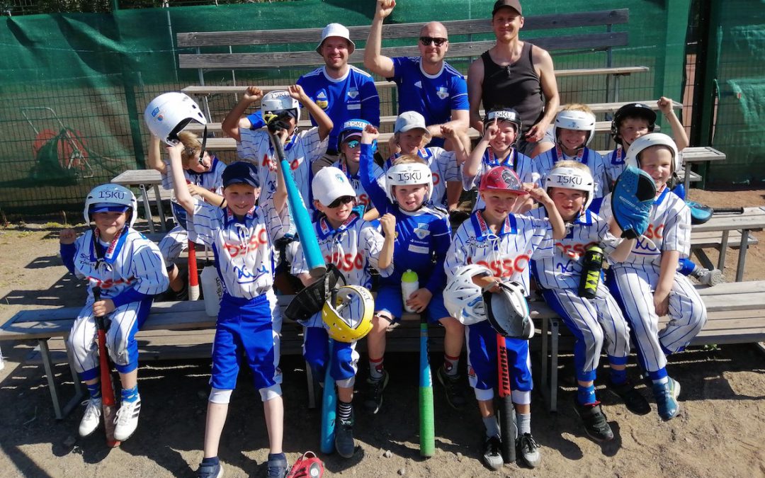 Lapset iloitsivat, perheet viettivät laatuaikaa – yhteisöllisyys käsin kosketeltavaa Laukaan Pienpesisleirillä