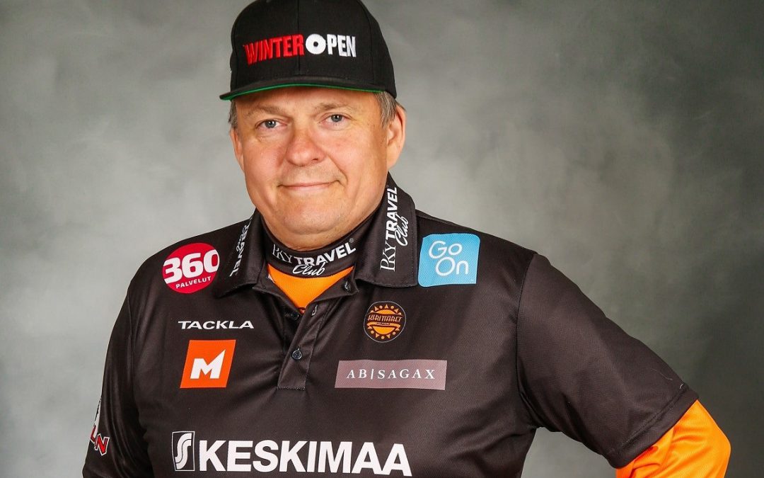 Jussi ”Nalle” Viljanen johtaa peliä 500. naisten superpesisottelussaan keskiviikkona