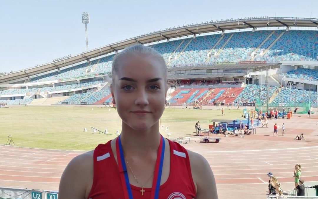 Pesäpallotaustainen Siiri Elomaa, 15, kiskaisi komean keihäskaaren ja otti Världsungdomsspelen-sarjavoiton