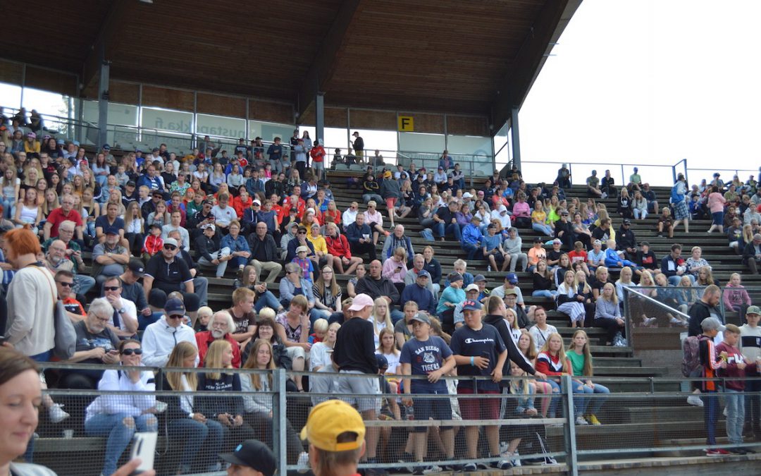 Miesten Ykköspesiksen uusi yleisöennätys on 3759 katsojaa – Raksilassa mahtava tunnelma kärkiottelussa!