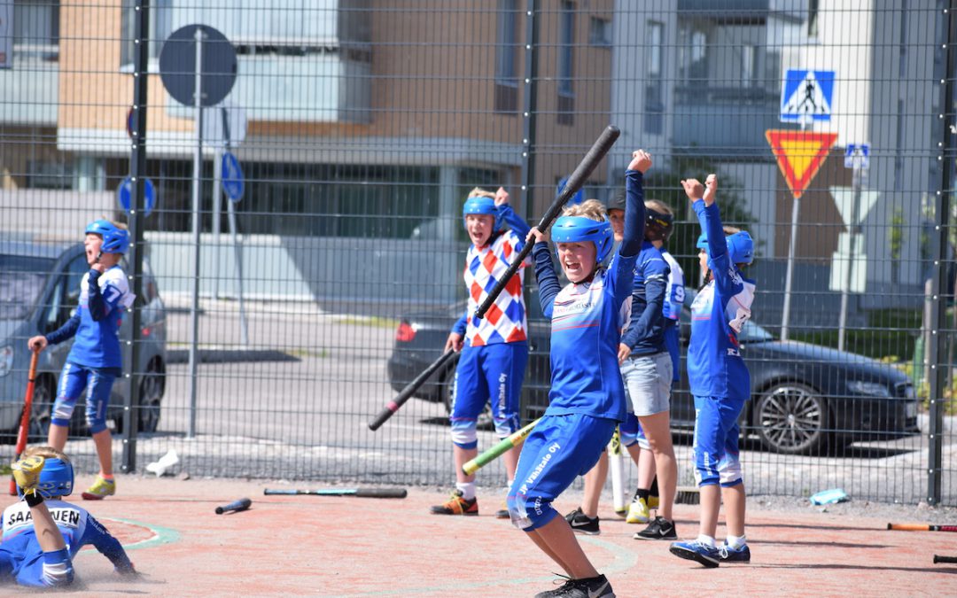 Kuvat ja videotervehdykset Espoosta: Tenavaleirillä nautitaan pelaamisesta ja iloisesta tunnelmasta!