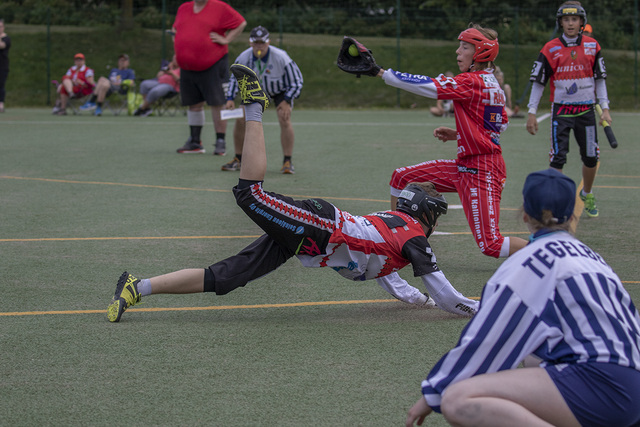 Oikeuden jakaminen valtakunnallisilla leireillä – kurkistus alueemme tuomareihin ja viheltämiseen pesisleireillä