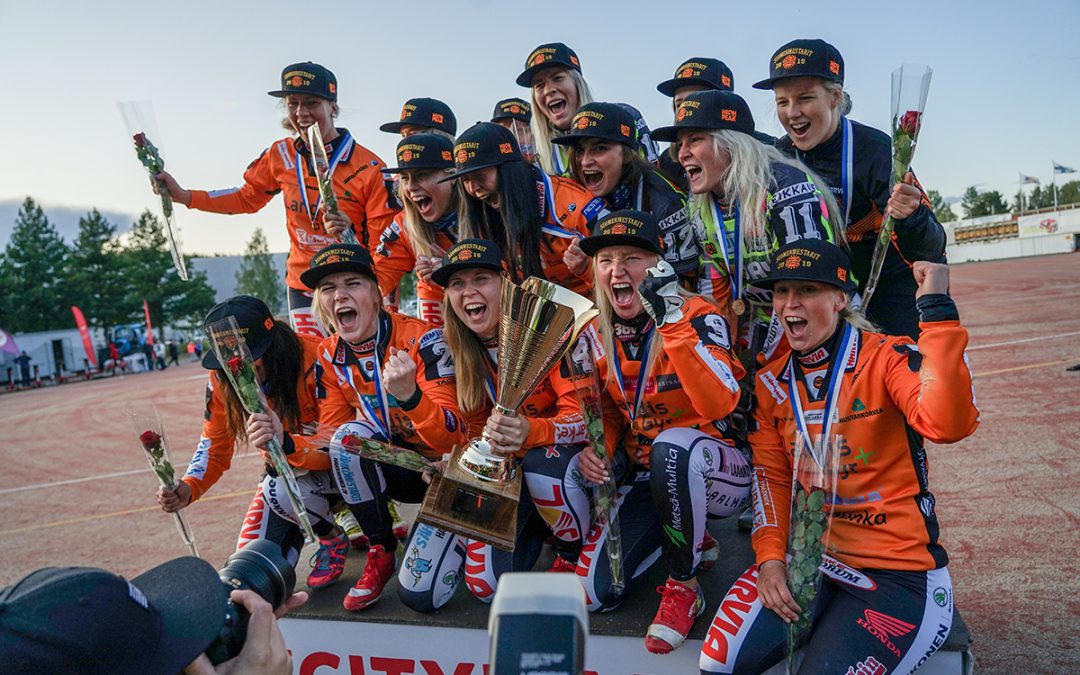 Köyhälampi sai kylpijöitä – Kirittäret Jyväskylästä on Suomen mestari!