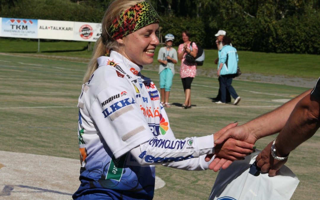 Moninkertainen mestari- ja Itä-Länsi-pelaaja Elina Pukkinen Virkiä-Pesiksen junioripäälliköksi