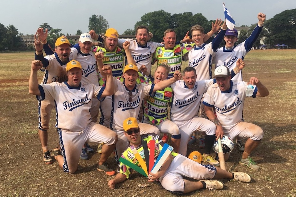 Suomi juhlii kolmea maailmanmestaruutta pesäpallossa!