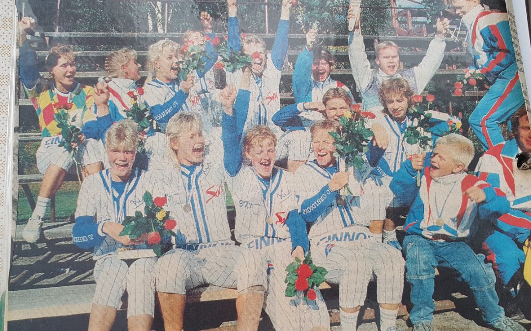 JYP jäädyttää Riikka Sallisen pelinumeron – hieno kunnianosoitus suomalaisen palloilun legendalle!