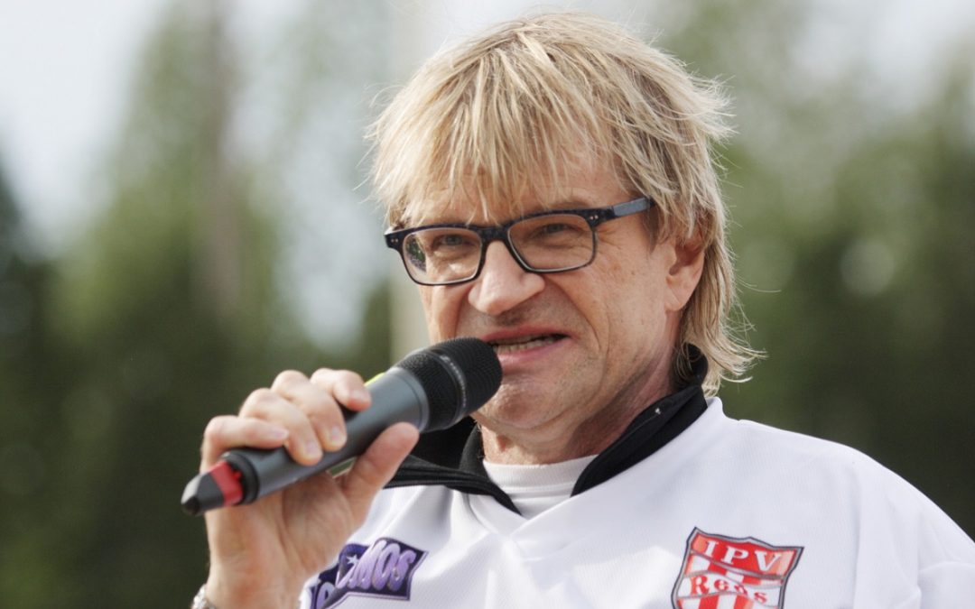 Selostajalegenda Antero Mertaranta äänessä Lunta tupaan -tapahtumassa ja Pesä Ysit-Kirittäret -ottelussa kesällä