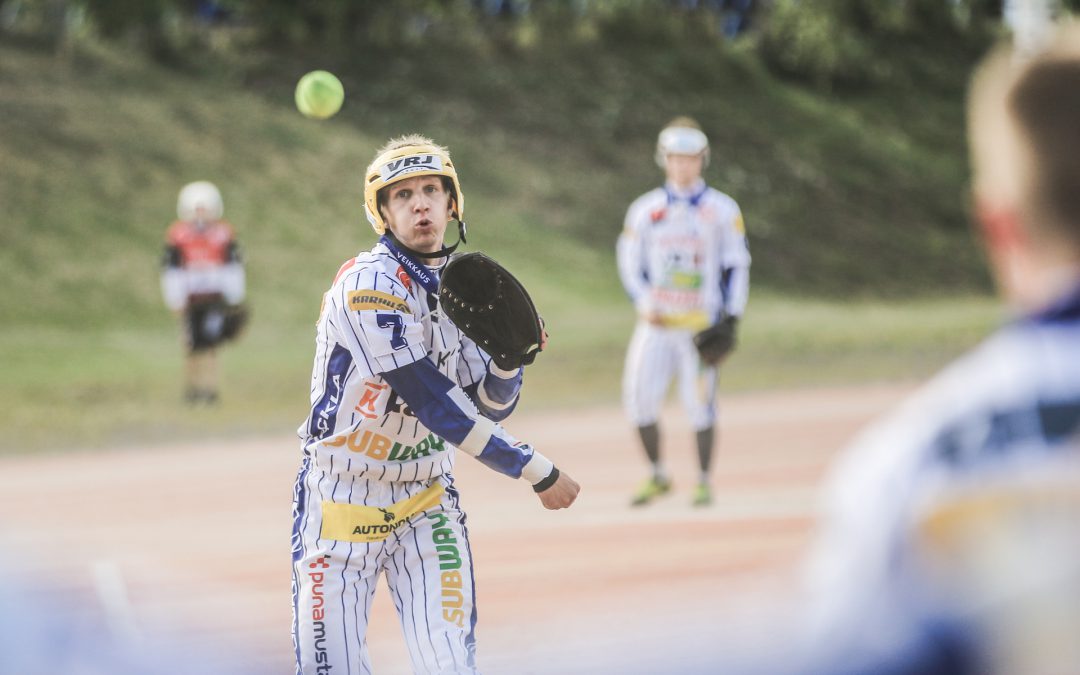 Katso video hyväntekeväisyystempauksesta – pallo kiersi näyttävästi superpesispelaajalta toiselle!