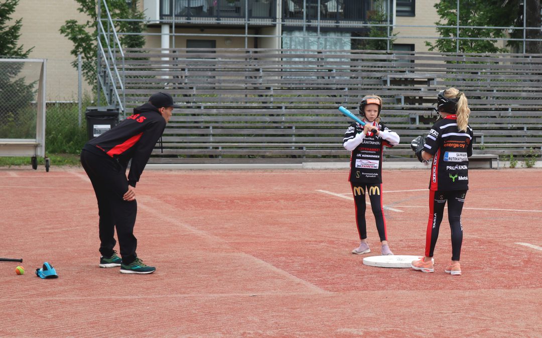 Pesä Ysien F-tytöille koitti joulu keskellä kesää – Tuomas Jussila harjoitusten tähtivieras!