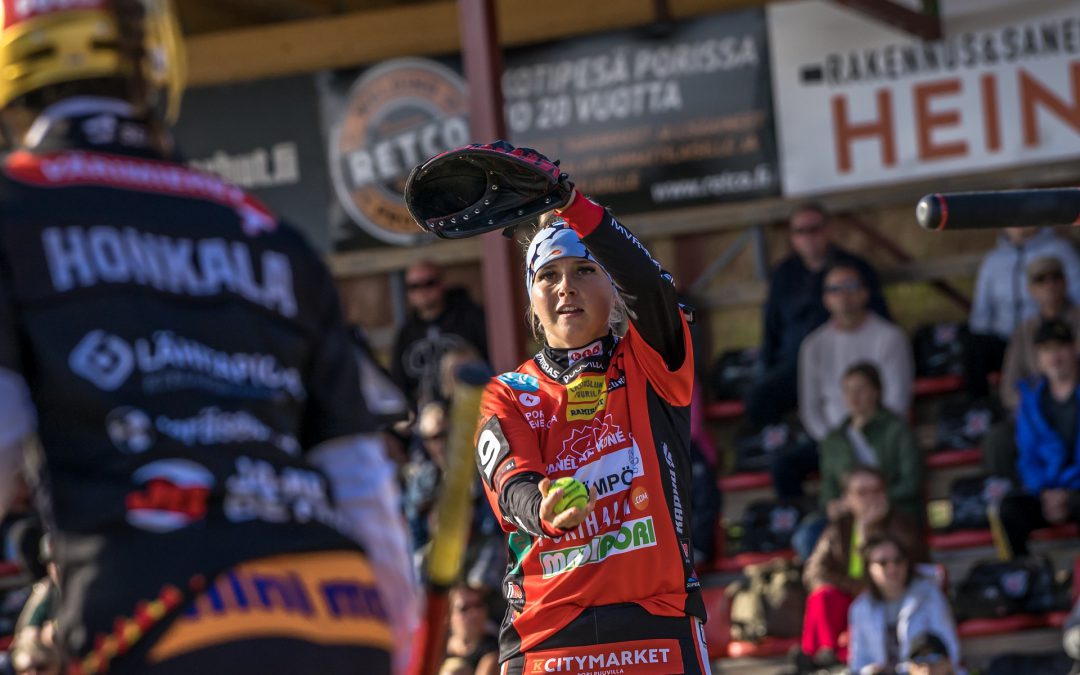 Pesäkarhuihin palannut Minttu Vettenranta nauttii täysin siemauksin pelaamisesta kasvattajaseurassaan!