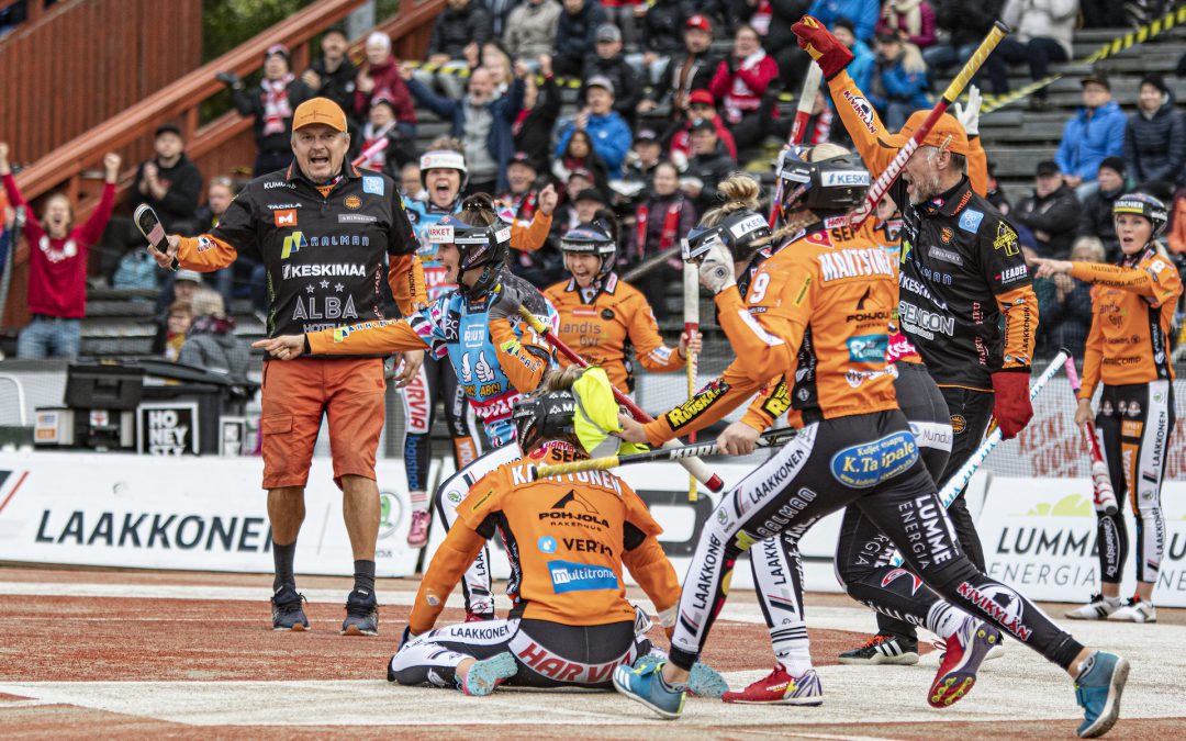 Pesisuutiset: Miksi mestaripelinjohtaja Nalle Viljasen joukkueet menestyvät?