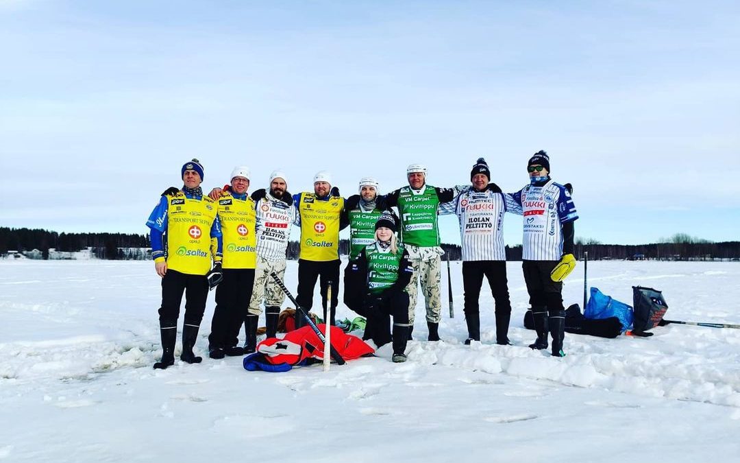 Video: Järviseudun kunnanjohtajat repäisivät – pesäpallon kotiutuskilpailu Lappajärven jäällä!