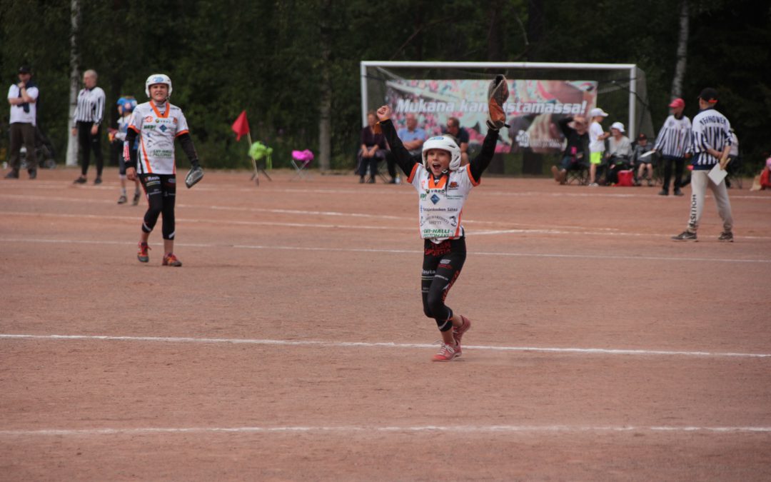 Valtakunnallisten pesäpalloleirien suosio jatkuu vahvana – ”vierittää ison kiven pois sydämeltä”