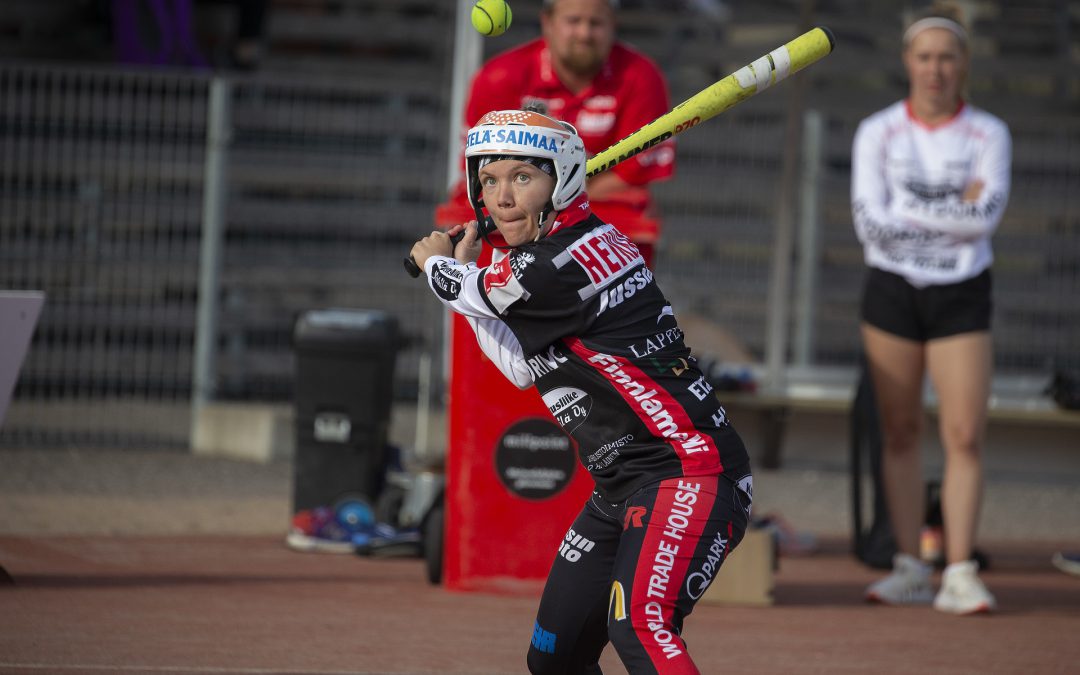 Superpesiksessä jälleen naispelinjohtaja – Sarita Heikkinen vaihtoi räpylän lennosta viuhkaan