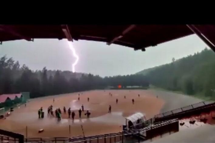 Video: Salama säikäytti Kuopiossa ja sai vipinää pelaajiin!