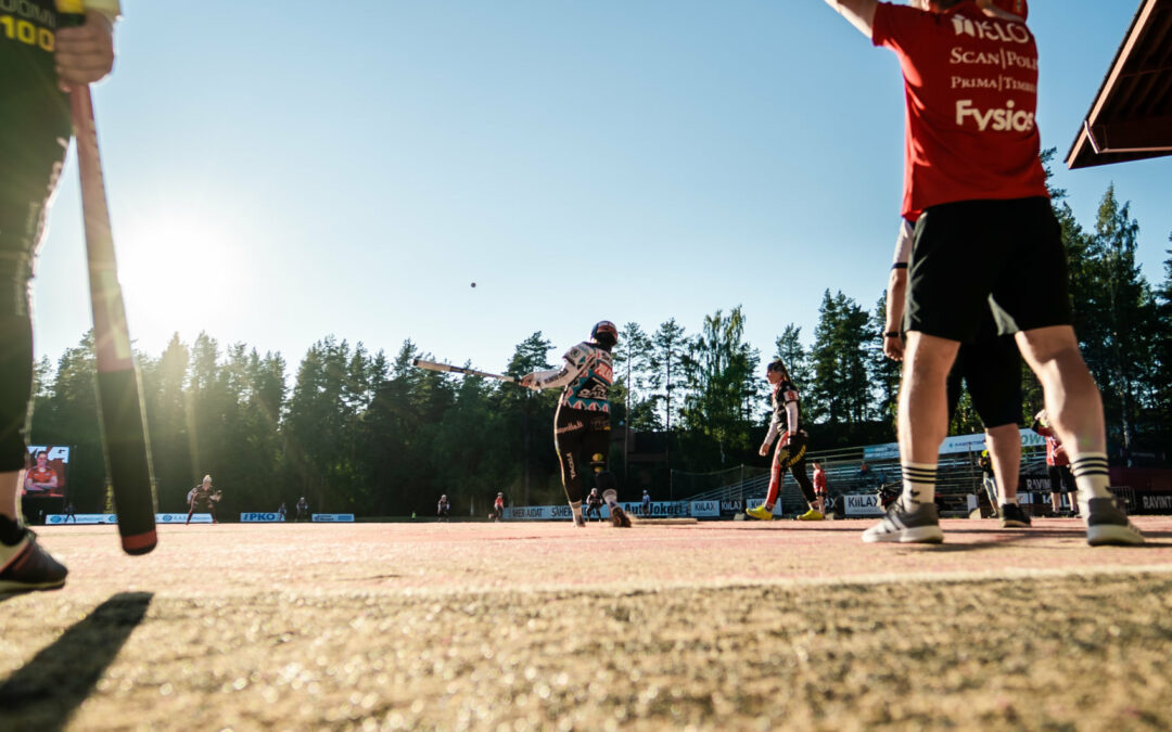 Jokerikotiuttajat tahdittivat JoMan naisten juoksujuhlia – Tea Santahuhdalla onnistunut debyytti Superpesiksessä