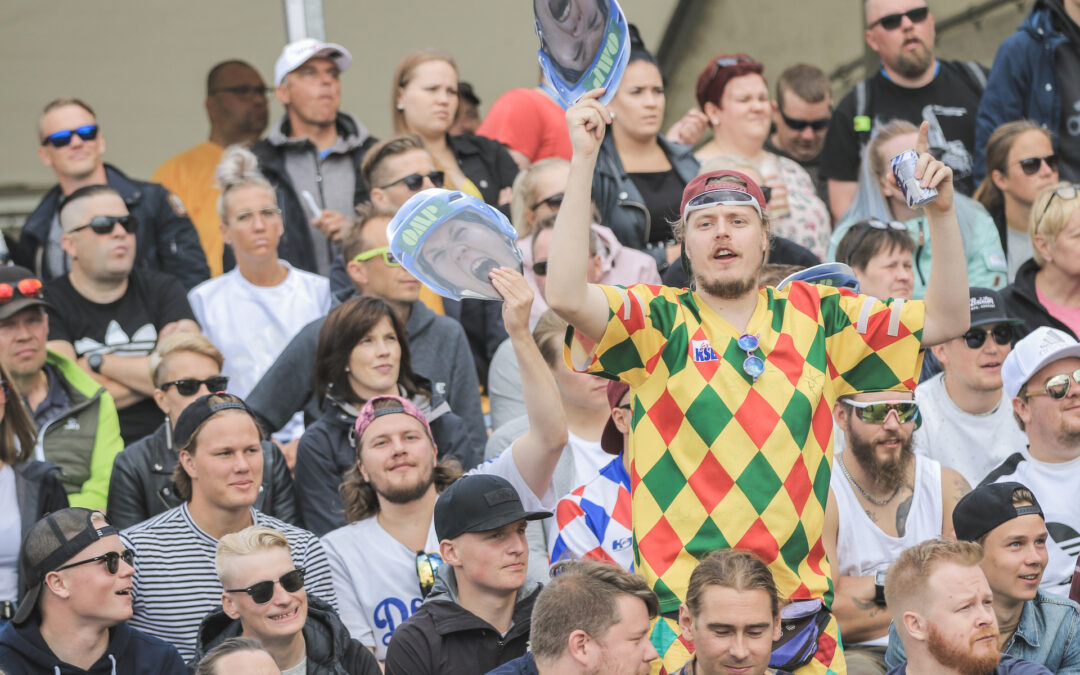 Itä-Länteen vapautui rajoitettu määrä lippuja huippupaikoille – anniskelukatsomoonkin mahtuu vielä!