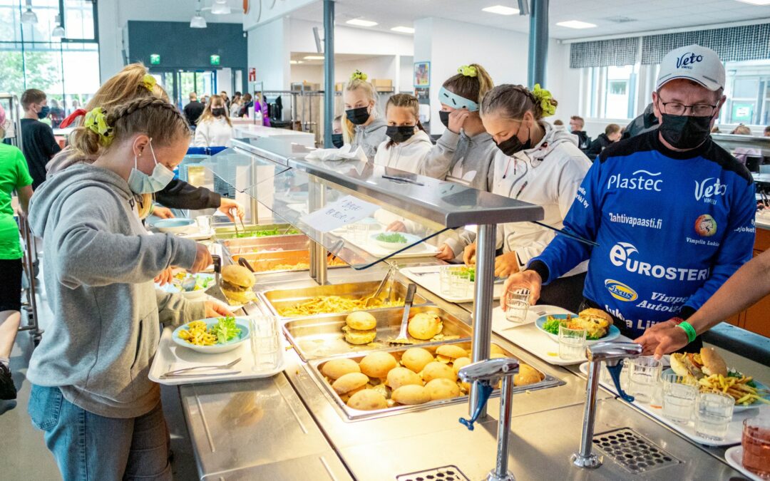 Nuorisoleirillä herkuteltiin historiallisesti Burger-perjantain merkeissä