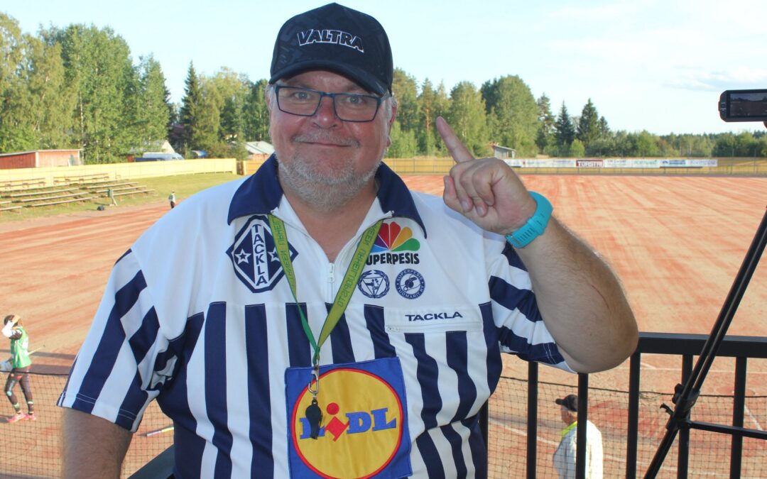 Ari Kiviniemi viheltää 400. ottelunsa syöttötuomarina miesten Superpesiksessä: ”Silloin en olisi ikinä uskonut”