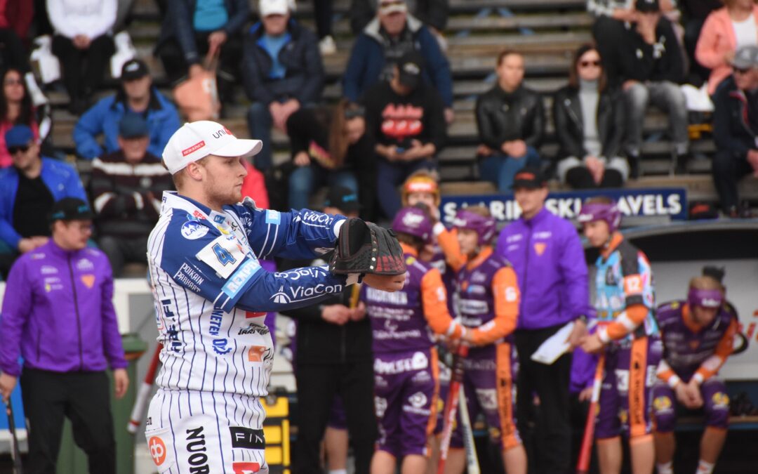 Pesäpallokausi jatkuu vielä lauantaina ja striimikin on katsottavissa – Halsuan Toivon tähdistöjoukkue kohtaa Kannuksen Uran!