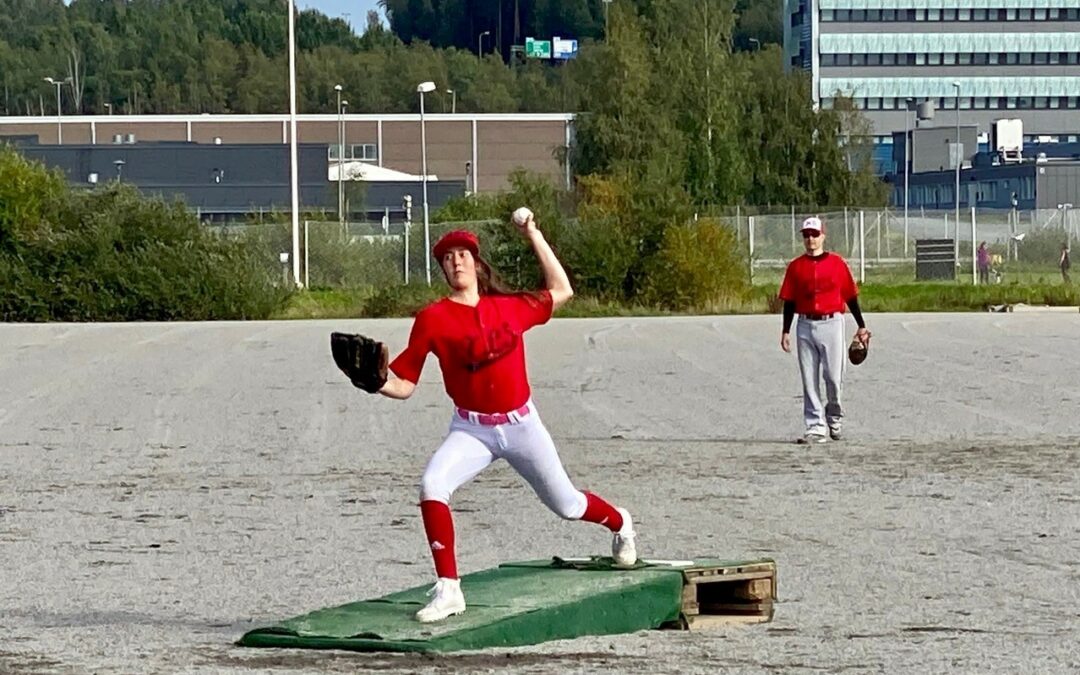 Naiset ja tytötkin pelaavat baseballia: Oona Ylinen Englannista Espooseen