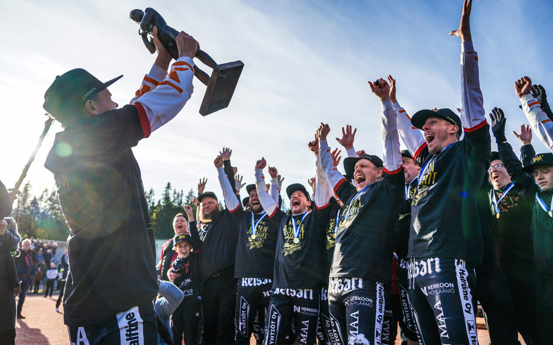 Manse juhlii historiallista Suomen mestaruutta – ensimmäiset pudotuspelit, heti kirkkainta kaulaan!