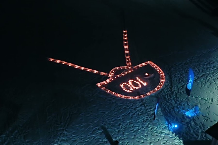 Video: Pesäpallon juhlavuoden kunniaksi sytytetyt 100 kynttilää valaisivat komeasti Juholanmäen kentän Järvenpäässä!