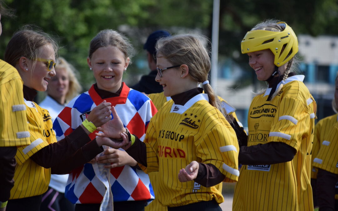 Tahko repäisee toden teolla pesäpallon juhlavuoden kunniaksi – pesiskoulu tai JunnuSuper maksutta!