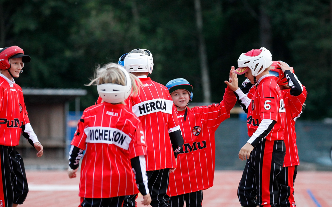 Puna-Mustat tuo pesiskouluja eri puolille Helsinkiä kesäkuussa