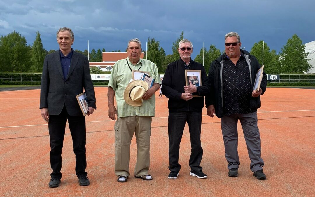 Pesäpalloliitto jakoi palkintoja Oulun leiriottelussa