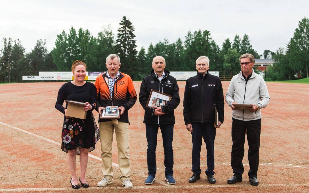 Pesäpalloliitto jakoi palkintoja Haapajärven juhlaottelussa