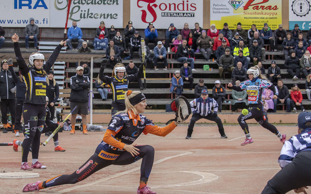 Sari Palokari syöttötuomarina miesten superpesisottelussa lauantaina – ”merkittävä asia kaikille nais- ja tyttötuomareille”