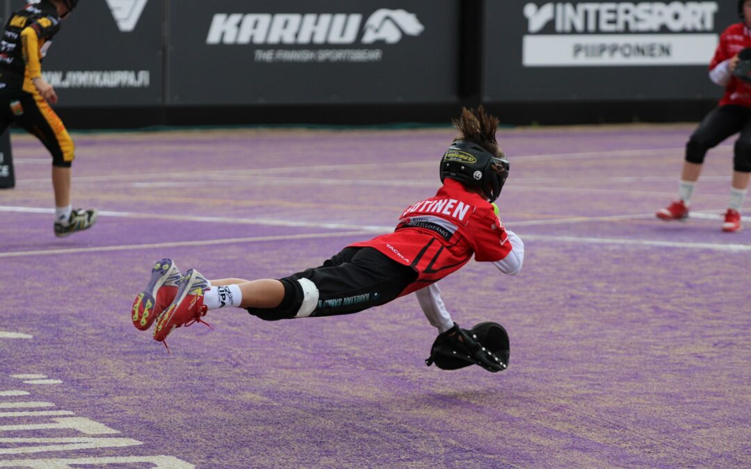 Iloa ja onnistumisia Tenavaleirillä – E-ikäisten kesän kohokohta täytti Sotkamon kadut pesäpallolla